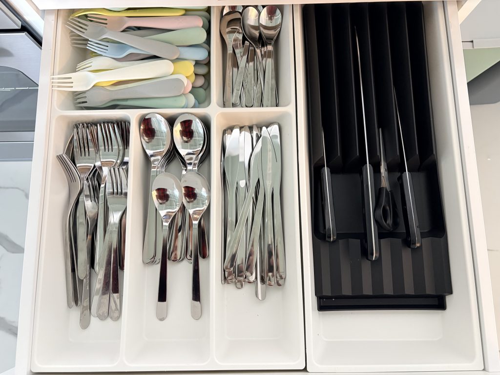 Drawer with cuttlery