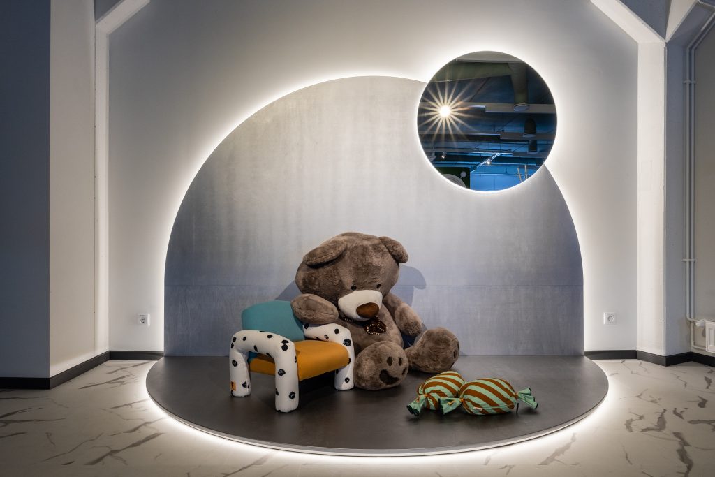 stage for phottos with bear and pipi chair