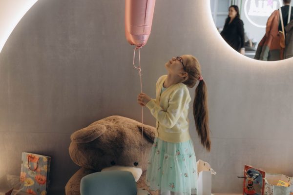 Kid with baloon